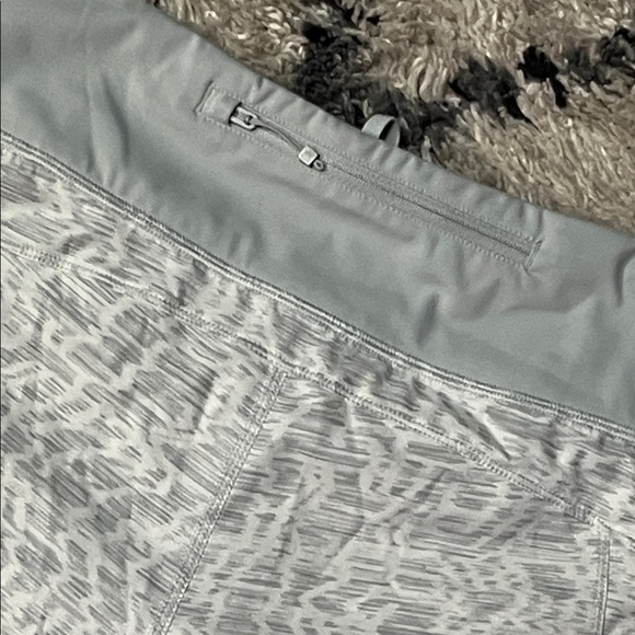 NWOT Athleta Printed Run With It 3.5” Shorts - Picture 4 of 10